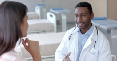 Hastanenin koğuşunda oturup ağır çekimde konuşan çeşitli erkek doktor ve kadın hastalar. Hastane, danışmanlık, iş, ilaç ve sağlık hizmetleri, değiştirilmemiş.