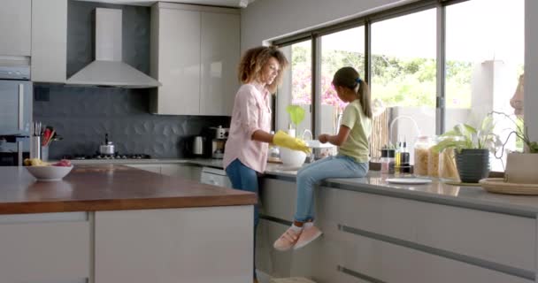Madre Hija Biracial Lavando Secando Platos Cocina Espacio Para Copiar — Vídeos de Stock