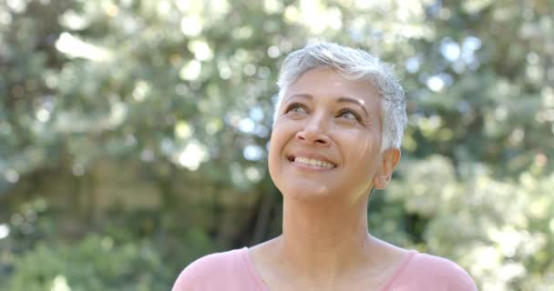 Retrato Mujer Birracial Mayor Feliz Con Pelo Corto Jardín Soleado — Vídeos de Stock
