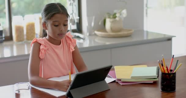 Menina Birracial Focada Ter Aula Ensino Fundamental Tablet Cozinha Espaço — Vídeo de Stock