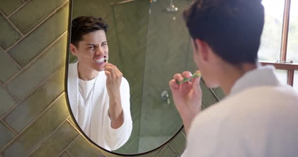 Homem Biracial Escovando Dentes Manhã Olhando Espelho Banheiro Câmera Lenta — Vídeo de Stock