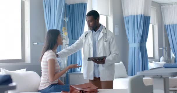 Divers Médecins Masculins Utilisant Des Comprimés Des Patientes Parlant Hôpital — Video