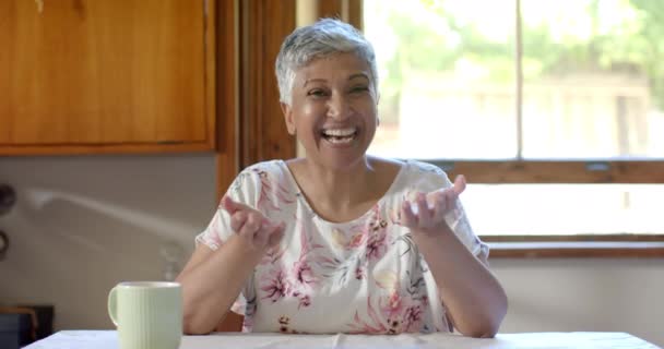 Портрет Щасливої Старшої Жінки Яка Має Відеодзвінок Вдома Повільний Рух — стокове відео