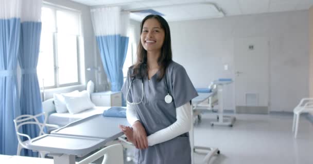 Портрет Щасливої Жінки Лікарки Яка Сміється Лікарні Копіює Простір Повільний — стокове відео