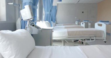 Boş, yeni yapılmış yataklar ve ekipmanlar boş hastane koğuşunda, kopyalama alanı, ağır çekim. Hastane, yer, bakım, ilaç ve sağlık hizmetleri.