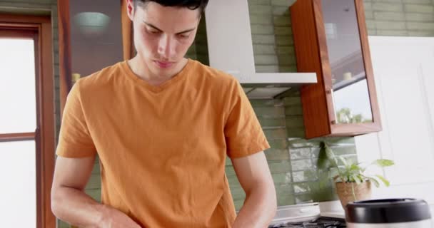 Homem Biracial Focado Cortando Frutas Preparando Smoothie Saudável Cozinha Espaço — Vídeo de Stock