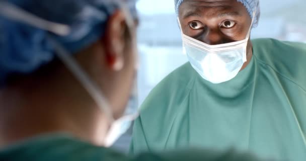 Diverse Vrouwelijke Mannelijke Chirurgen Maskers Praten Tijdens Operatie Het Theater — Stockvideo