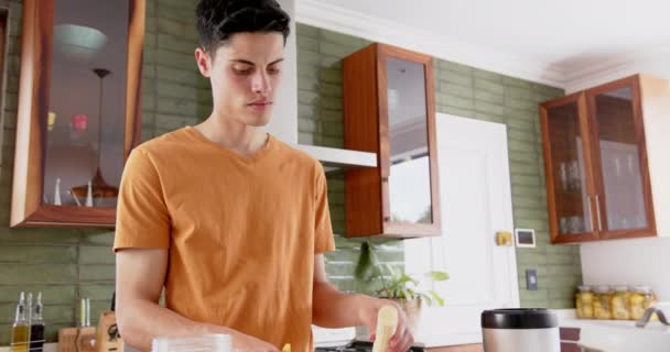 Εστιασμένη Σημύδα Άνθρωπος Προετοιμασία Φρούτων Και Λιπασματοποίηση Αποβλήτων Στην Κουζίνα — Αρχείο Βίντεο