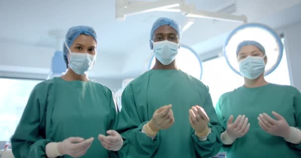 Retrato Tres Cirujanos Masculinos Femeninos Diversos Quirófano Cámara Lenta Equipo — Vídeos de Stock