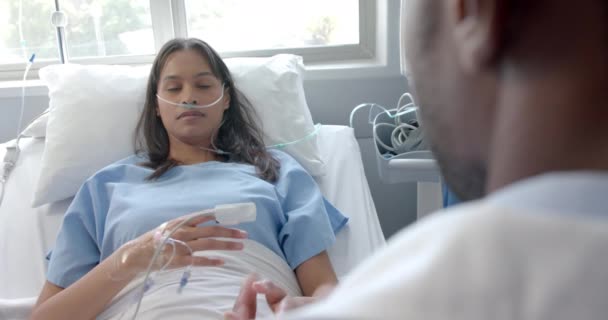 Diverso Medico Sesso Maschile Che Tiene Mano Una Paziente Sesso — Video Stock