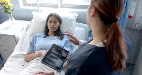 Különböző Női Beteg Kórházi Ágyban Női Orvos Segítségével Tabletta Beszél — Stock videók