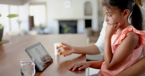 Madre Biologica Figlia Malata Casa Avendo Tablet Videochiamata Con Medico — Video Stock