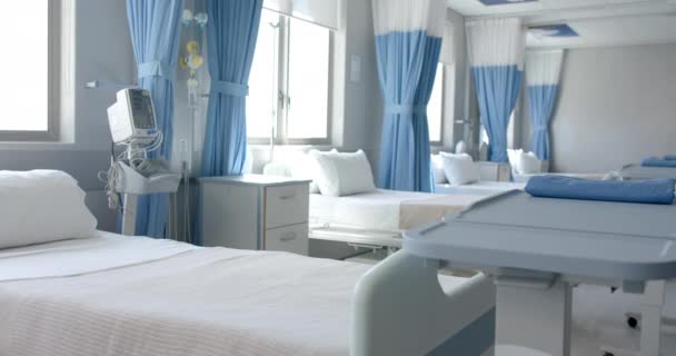 Рядок Порожніх Свіжозроблених Ліжок Обладнання Порожньому Лікарняному Відділенні Простір Копіювання — стокове відео