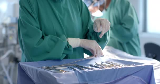 Środek Żeńskiego Chirurga Przygotowującego Instrumenty Chirurgiczne Teatrze Przestrzeń Kopiowania Zwolnione — Wideo stockowe
