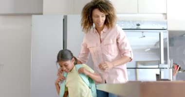 Mutlu çift ırklı anne ve kız okula hazırlanıyor. Mutfakta, fotokopi odasında, ağır çekimde kucaklaşıyorlar. Yiyecek, bakım, okul, annelik, çocukluk, birliktelik, ev hayatı ve yaşam tarzı, değişmemiş.