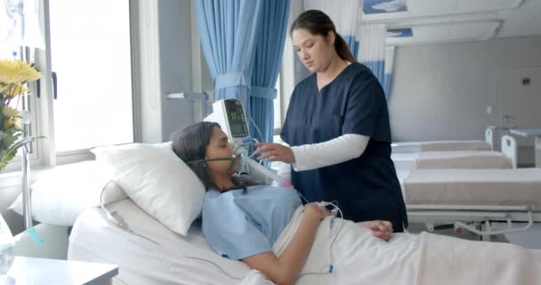 Diverse Vrouwelijke Patiënt Ziekenhuisbed Vrouwelijke Arts Geven Haar Zuurstof Kopieerruimte — Stockvideo