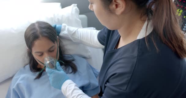 Diversa Dottoressa Che Mette Maschera Ossigeno Sulla Paziente Ospedale Rallentatore — Video Stock