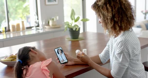 Dwurasowa Matka Chora Córka Rozmawiają Przez Smartfona Lekarką Zwolnionym Tempie — Wideo stockowe