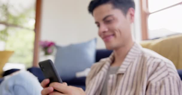 Homem Biracial Feliz Sentado Chão Usando Smartphone Sala Estar Câmera — Vídeo de Stock