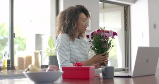 Glückliche Frau Mit Geschenk Und Blumen Beim Videoanruf Heimischen Laptop — Stockvideo