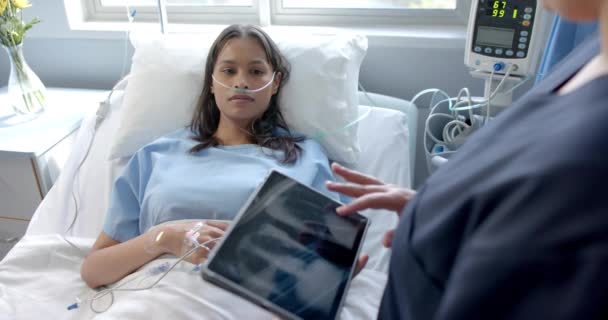 Paciente Femenina Diversa Cama Hospital Doctora Usando Tableta Hablando Cámara — Vídeos de Stock