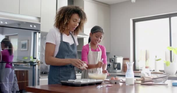 케이크 부엌에서 베이킹 슬로우 모션을 만드는 행복한 어머니 어머니 동일성 — 비디오