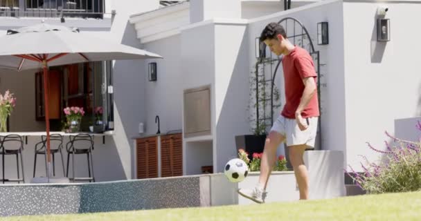 Omul Care Jonglează Fotbalul Coapsele Grădina Însorită Copiază Spațiu Încetinește — Videoclip de stoc