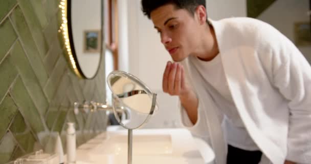 Hombre Birracial Enfocado Baño Inspeccionando Cara Espejo Cámara Lenta Autocuidado — Vídeo de stock
