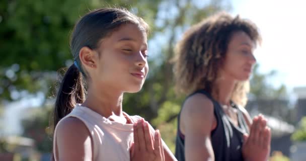 Szczęśliwa Birasowa Córka Praktykująca Medytację Jogi Matką Siedzącą Słonecznym Ogrodzie — Wideo stockowe