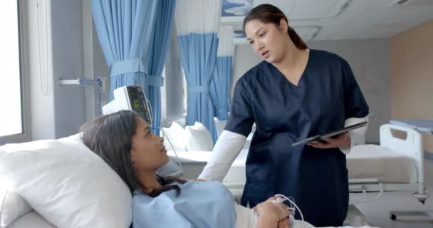 Diverse Patientinnen Krankenhausbett Und Ärztinnen Mit Tablettengesprächen Zeitlupe Kommunikation Beratung — Stockvideo