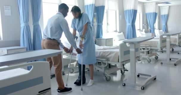 Divers Médecins Masculins Aident Les Patientes Heureuses Marcher Avec Des — Video