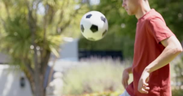 Homem Biracial Focado Praticando Habilidades Futebol Jardim Ensolarado Espaço Cópia — Vídeo de Stock