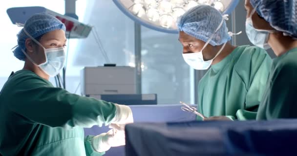 Diverse Weibliche Und Männliche Chirurgen Masken Passieren Chirurgische Werkzeuge Während — Stockvideo