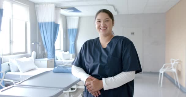 Porträt Einer Glücklichen Size Kaukasischen Ärztin Auf Der Krankenstation Kopierraum — Stockvideo