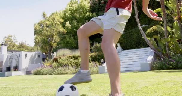 Konzentrierter Mann Beim Fußballspielen Sonnigen Garten Kopierraum Zeitlupe Fußball Geschicklichkeit — Stockvideo