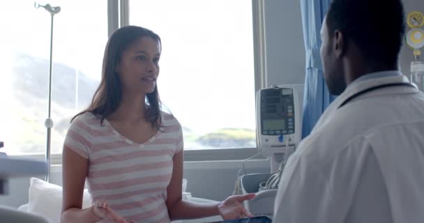 Разнообразная Пациентка Врач Мужчина Разговаривают Стоя Палате Больницы Замедленная Съемка — стоковое видео