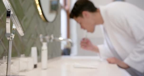 Pria Kelahiran Menggosok Gigi Pagi Hari Kamar Mandi Menyalin Ruang — Stok Video