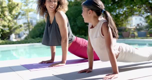 Glad Biracial Mor Och Dotter Utövar Yoga Solig Trädgård Kopiera — Stockvideo