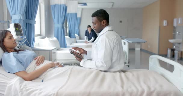 Paciente Feminina Diversa Cama Hospital Médica Sexo Masculino Com Tablet — Vídeo de Stock