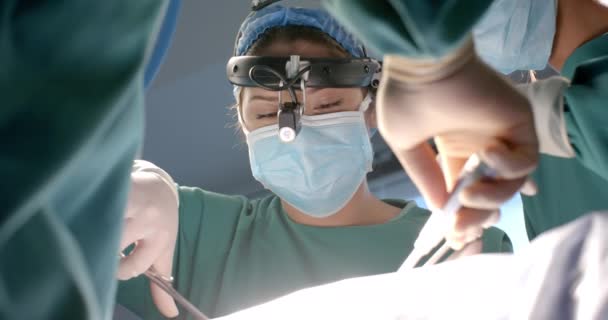 手术中使用头灯和手术器械 动作缓慢 协同工作 医疗设备 医药和医疗保健 未经改动 — 图库视频影像
