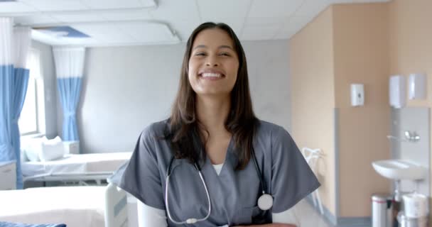 Портрет Усміхненої Жінки Лікаря Довгим Темним Волоссям Лікарняному Відділенні Повільним — стокове відео