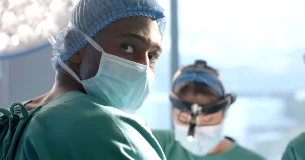 Portrait Chirurgien Afro Américain Opérant Avec Des Collègues Théâtre Ralenti — Video