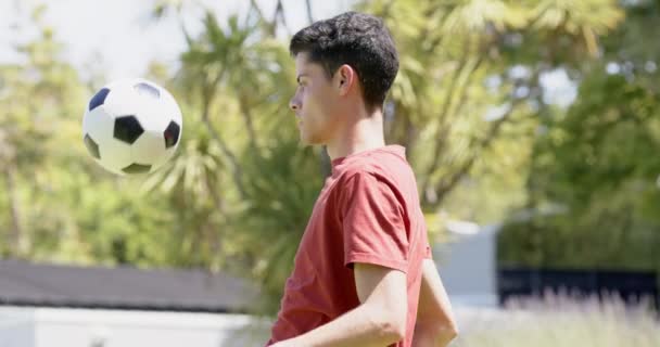Homem Biracial Feliz Praticando Habilidades Futebol Jardim Ensolarado Espaço Cópia — Vídeo de Stock