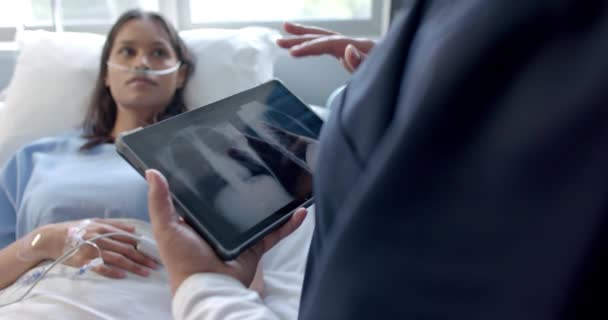 Zróżnicowane Pacjentki Szpitalnym Łóżku Lekarki Pomocą Tabletek Mówiące Zwolnione Tempo — Wideo stockowe