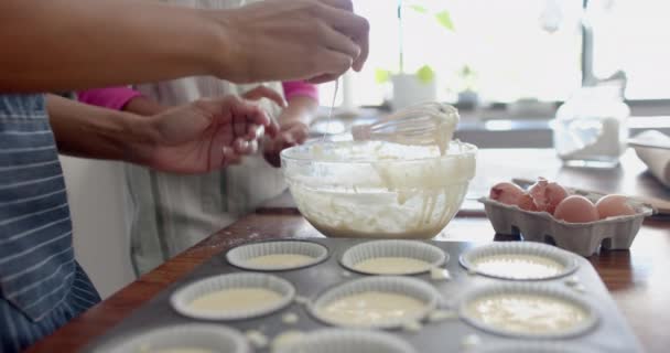 キッチンでケーキミックスを作る ゆっくり動き 母と娘ベーキングのミックス 子供時代 トータルネス ベーキング 家庭生活 ライフスタイル — ストック動画