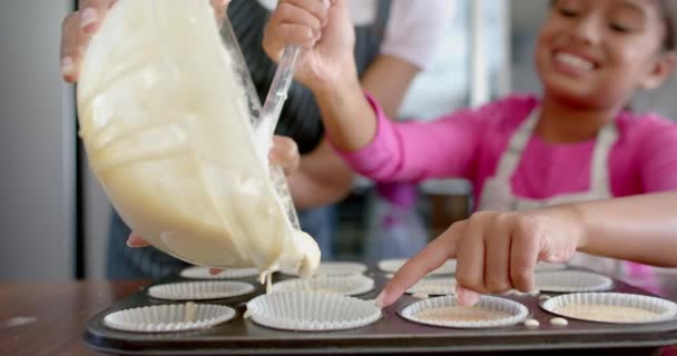 Felice Madre Figlia Biraciale Versando Torta Mix Forme Torta Cucina — Video Stock