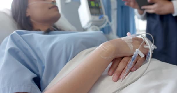 Változatos Női Beteg Kórházi Ágyban Női Orvos Tablettával Kórházi Kórteremben — Stock videók