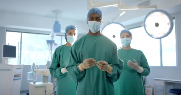 Retrato Três Cirurgiões Masculinos Femininos Diversos Sala Operações Câmera Lenta — Vídeo de Stock