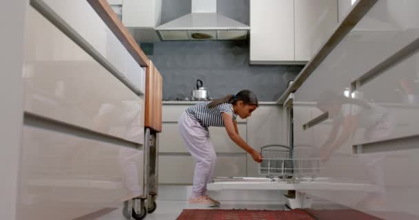 Menina Biracial Feliz Carregando Máquina Lavar Louça Cozinha Espaço Cópia — Vídeo de Stock