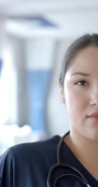 Hastanede gülümseyen melez kadın doktorun dikey portresi. Kopya alanı, ağır çekim. Hastane, iş, ilaç ve sağlık hizmetleri, değiştirilmemiş.